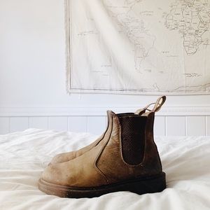 Dr Martens 2976 crazy horse leather Chelsea boots